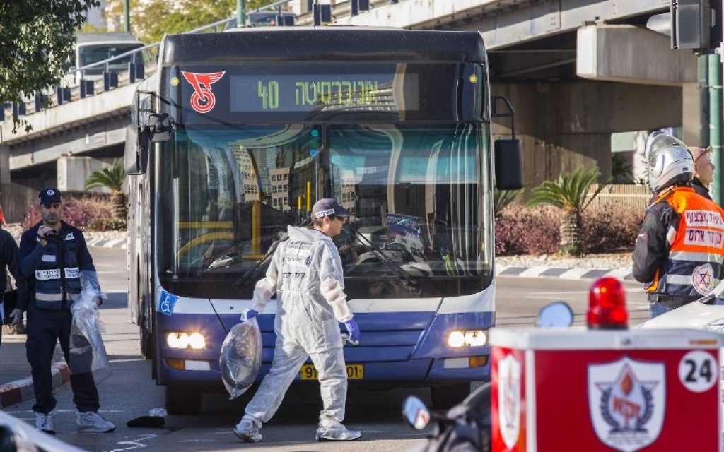 Le bus n°40 à Tel Aviv après l'attaque au couteau par un Palestinien de 23 ans (Crédit : AFP/Jack Guez) Le bus n°40 à Tel Aviv après l'attaque au couteau par un Palestinien de 23 ans (Crédit : AFP/Jack Guez)