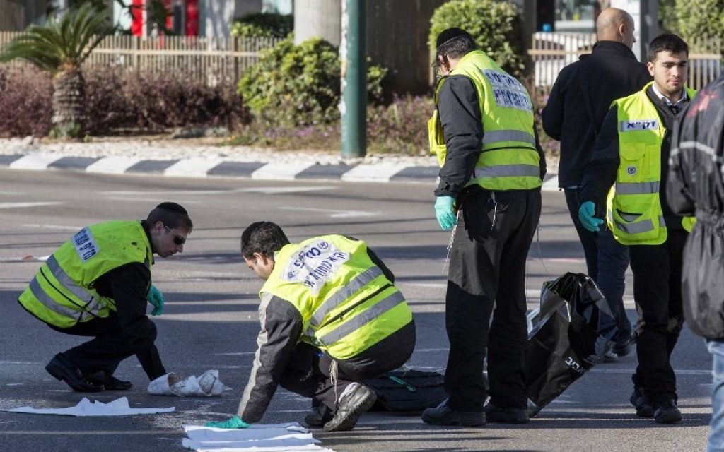 Les secours sur les lieux de l'attaque au couteau à Tel Aviv - 21 janvier 2015 (Crédit : AFP) Les secours sur les lieux de l'attaque au couteau à Tel Aviv - 21 janvier 2015 (Crédit : AFP)