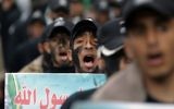 Des membres du Hamas en train de manifester contre le manque de versement de l'ONU - 28 janvier 2015 (Crédit : AFP)