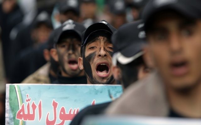 Des membres du Hamas en train de manifester contre le manque de versement de l'ONU - 28 janvier 2015 (Crédit : AFP)