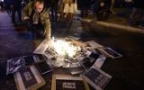 Manifestation de soutien après l'attentat contre les locaux de Charlie Hebdo - 7 janvier 2015 (Crédit : AFP)