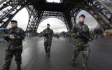 Des soldats français en patrouille à la Tour Eiffel, le 8 janvier 2015. (Crédit : Bertrand Guay/AFP)