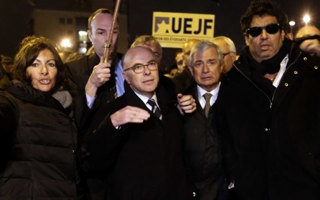 De gauche à droite Anne Hidalgo, Bernard Cazeneuve,  Claude Bartolone et Meyer Habib- 10 JANVIER 2015 (Crédit : AFP)