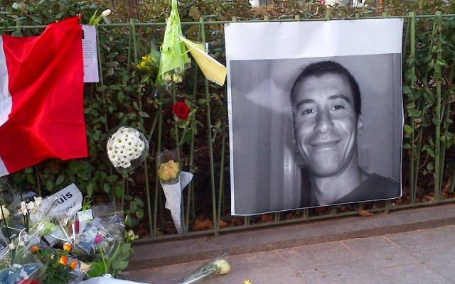 Hommage rendu à Ahmed Merabet, le 10 janvier 2015. (Crédit : AFP)