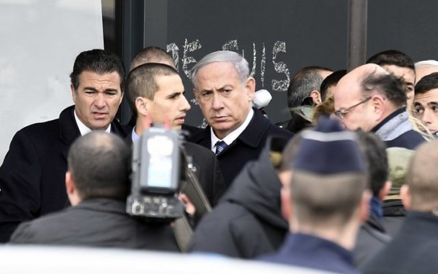 Benjamin Netanyahu au supermarché de Vincennes - 12 janvier 2014 (Crédit : AFP/Martin Bureau)