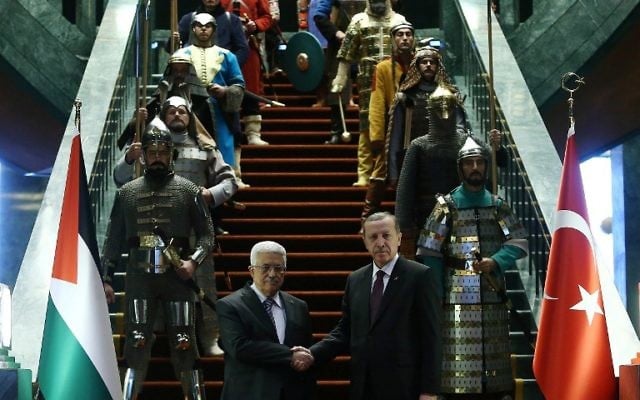 Le président turc Recep Tayyip Erdogan et le président de l'Autorité Palestinienne Mahmoud Abbas posant devant la garde costumée pour l'occasion (Crédit : AFP PHOTO/ADEM ALTAN)
