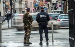 Un policier et un militaire en patrouille en France, le 13 janvier 2015. Illustration. (Crédit : Philippe Huguen/AFP)