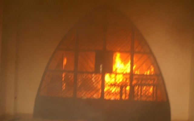 Une église en flamme à Niamey tandis que la foule défile contre la décision de Charlie Hebdo de publier une caricature de Mahomet le 18 janvier 2015 (Crédit : STR / AFP) Une église en flamme à Niamey tandis que la foule défile contre la décision de Charlie Hebdo de publier une caricature de Mahomet le 18 janvier 2015 (Crédit : STR / AFP)