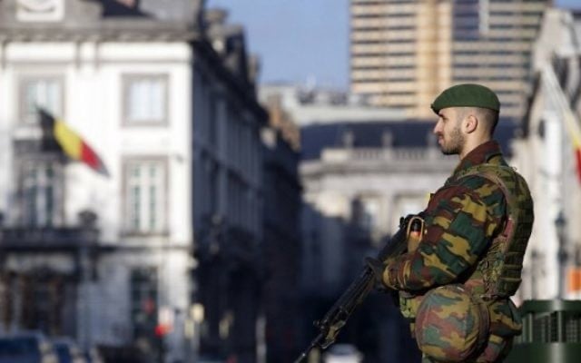 Un soldat belge devant l'ambassade américaine à Bruxelles le 17 janvier 2015 (Crédit : Nicolas Maeterlinck/BELGA/AFP) Un soldat belge devant l'ambassade américaine à Bruxelles le 17 janvier 2015 (Crédit : Nicolas Maeterlinck/BELGA/AFP)