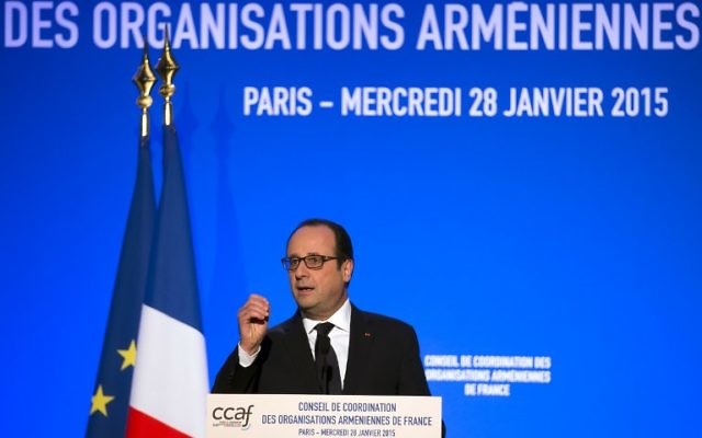 Le président français François Hollande prononce un discours lors du dîner annuel tenu au Conseil de Coordination des Organisations Arméniennes de France (CCAF) le 28 janvier 2015 Paris. (Crédit : AFP PHOTO / POOL / IAN LANGSDON) Le président français François Hollande prononce un discours lors du dîner annuel tenu au Conseil de Coordination des Organisations Arméniennes de France (CCAF) le 28 janvier 2015 Paris. (Crédit : AFP PHOTO / POOL / IAN LANGSDON)