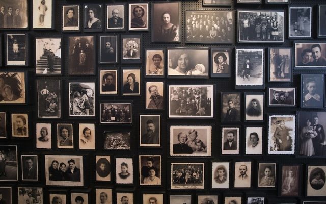Un mur avec des photos historiques au site du mémorial de l'ancien camp de concentration nazi d'Auschwitz-Birkenau à Oswiecim, en Pologne, le 25 Janvier 2015. (Crédit : AFP PHOTO / JOEL SAGET) Un mur avec des photos historiques au site du mémorial de l'ancien camp de concentration nazi d'Auschwitz-Birkenau à Oswiecim, en Pologne, le 25 Janvier 2015. (Crédit : AFP PHOTO / JOEL SAGET)