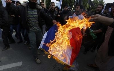 Des salafistes en chemin pour aller manifester devant le Centre culturel français à Gaza le 19 janvier 2015 (Crédit : MOHAMMED ABED / AFP)