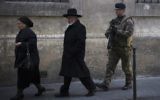 Un soldat français posté devant une synagogue parisienne, le 12 janvier 2015. Illustration. (Crédit : AFP/Joël Saget)