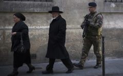 Un soldat français posté devant une synagogue parisienne, le 12 janvier 2015. Illustration. (Crédit : AFP/Joël Saget)