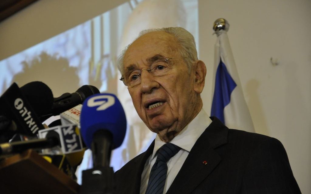 Shimon Peres à l'ambassade de France le 8 janvier 2015 (Crédit : Illana Attali/ TImes Of Israel)