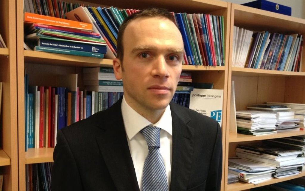 Marc Hecker dans son bureau de l'Institut des relations internationales à Paris le 13 janvier 2015 (Crédit : Elhanan Miller/Times of Israel)