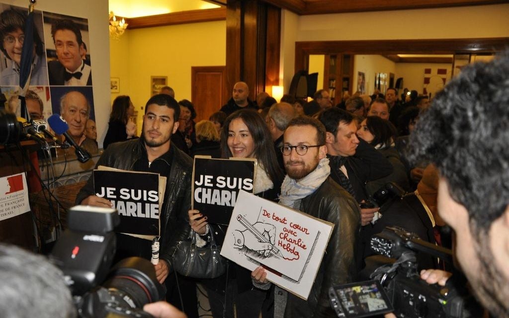 De jeunes anonymes venus rendre hommage aux victimes de Charlie Hebdo (Crédit : Illana Attali/Times of Israel)