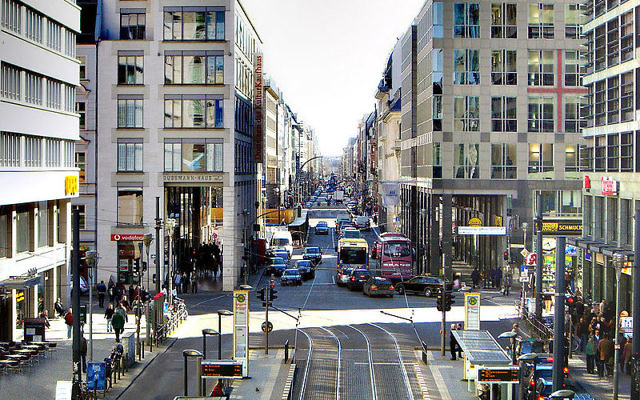 Vue sur Friedrichstrasse à Berlin (Crédit : domaine public) Vue sur Friedrichstrasse à Berlin (Crédit : domaine public)