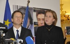 Tzipi Livni et Isaac Herzog à  la cérémonie de commémoration à l'ambassade de France le 8 janvier 2015 (Crédit : Illana Attali/Times of Israel)