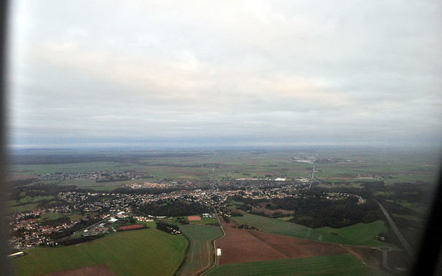 Vue sur Dammartin en Goëlle. (Crédit : Joe Mabel/CC BY SA 3.0)