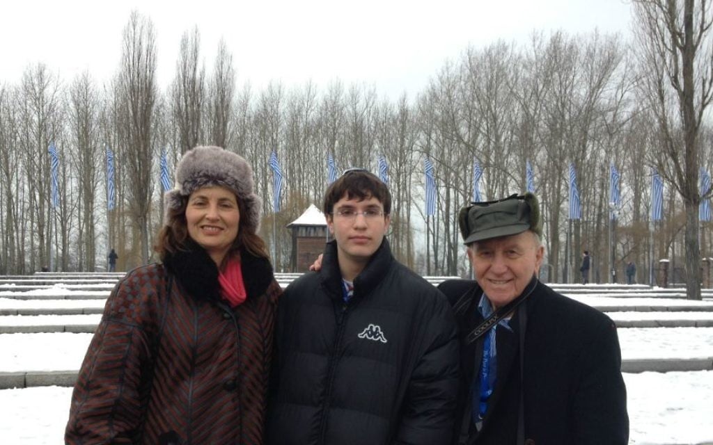 Alex Speiser, 86 ans, de Tel Aviv, accompagné de sa fille et de son petit-fils, Etti et Roi Naor, à Auschwitz le 28 janvier 2015. (Crédit : Amanda Borschel-Dan/Times of Israel)