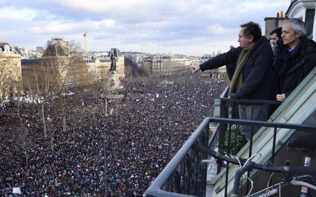 Rassemblement sur la place de la République le 11/01/2015 en commémoration aux victimes de l'attentat de Charlie Hebdo et de la prise d'otage de l'épicerie casher. (Crédit : BERTRAND GUAY/AFP) Rassemblement sur la place de la République le 11/01/2015 en commémoration aux victimes de l'attentat de Charlie Hebdo et de la prise d'otage de l'épicerie casher. (Crédit : BERTRAND GUAY/AFP)