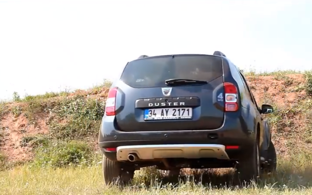 Capture d’écran d'une voiture Dacia (Crédit YouTube) Capture d’écran d'une voiture Dacia (Crédit YouTube)