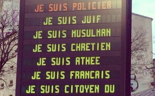 Les panneaux d'affichage parisiens - 11 janvier 2015  (Crédit : Flavie Bitan/Facebook)