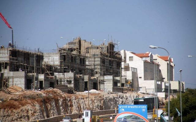 Construction à Kiryat Arba, près d'Hebron en 2010 (Crédit : Najeh Hashlamoun/Flash90)