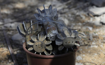 Un sceau de morceaux d'obus de mortier tirés par des Palestiniens depuis la bande de Gaza vers Israël, le samedi 19 mars 2011. (Crédit : Tsafrir Abayov / Flash90)