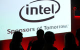 Des Israéliens devant le logo de la société Intel (Crédit : Moshe Shai/Flash90)