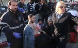 Un des passagers du bus en train de se faire soigner par les paramédicaux de Magen David Adom - 21 janvier 2015 (Crédit : Flash 90)