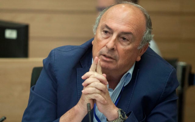 Elie Alalouf, député Koulanou et président de la commission de la santé, du travail et des affaires sociales de la Knesset, le 30 juin 2014. (Crédit : Flash90) Elie Alalouf, député Koulanou et président de la commission de la santé, du travail et des affaires sociales de la Knesset, le 30 juin 2014. (Crédit : Flash90)