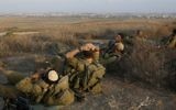 Des soldats israéliens stationnés à la frontière de la bande de Gaza en août 2014 (Crédit : Miriam Alster/Flash90)