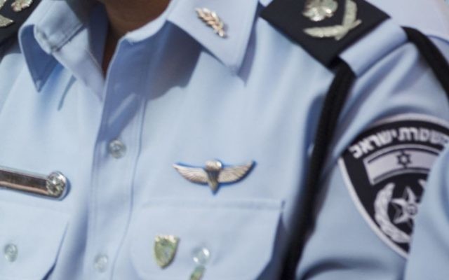 Un policier israélien en uniforme. (Crédit : Miriam Alster/Flash90)