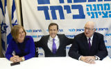 La chef du parti Hatnua Tzipi Livni (à gauche), chef de file du Parti travailliste Isaac Herzog (au centre) et le professeur Manuel Trajtenberg lors d'une conférence de presse le 31 décembre, 2014 annonçant la participation de Trajtenberg dans la liste commune Labor-Hatnua pour les prochaines élections à la Knesset en mars 2015. (Crédit  : Amir Levy / Flash90)