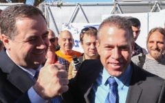 Le ministre de la Sécurité intérieure Gilad Erdan (à droite) et le ministre des Transports et des Renseignements Yisrael Katz, à Tel Aviv, le 31 décembre 2014 (Crédit : Flash90)
