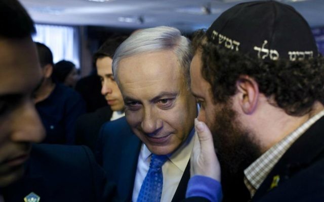 Benjamin Netanyahu à une conférence de presse à Tel Aviv, 1er janvier 2015. (Crédit : Amir Levy/Flash90)