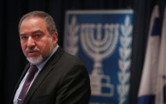 Le ministre des Affaires étrangères Avigdor Liberman à une conférence pour les ambassadeurs israéliens et des représentants en Europe, au ministère des Affaires étrangères à Jérusalem, le 4 janvier 2015. (Crédit : Hadas Parush / Flash90)