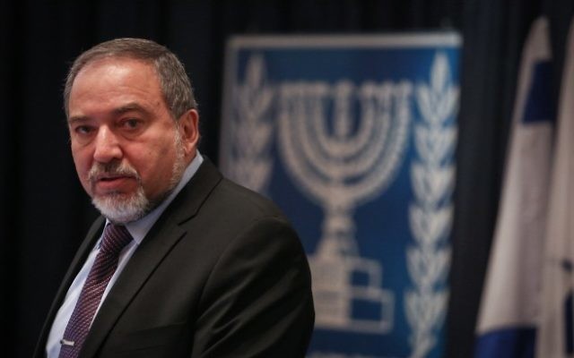 Le ministre des Affaires étrangères Avigdor Liberman à une conférence pour les ambassadeurs israéliens et des représentants en Europe, au ministère des Affaires étrangères à Jérusalem, le 4 janvier 2015. (Crédit : Hadas Parush / Flash90)