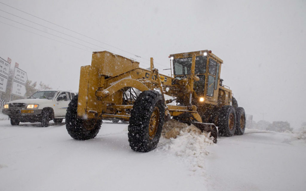 Un chasse-neige dans le plateau du Golan- 7 janvier 2015. (Crédit : Basal Awidat / FLASH90)