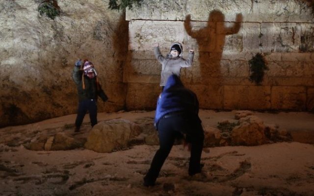 Des enfants jouent aux boules de neige à côté des murailles de la Vieille ville à Jérusalem (Crédit : Nati Shohat/Flash90) Des enfants jouent aux boules de neige à côté des murailles de la Vieille ville à Jérusalem (Crédit : Nati Shohat/Flash90)