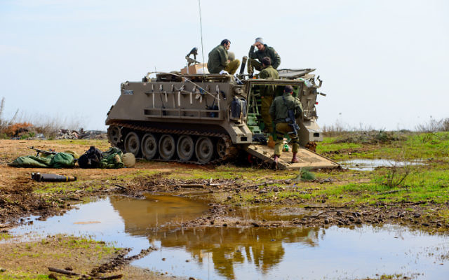 Les forces de Tsahal dans le renforcement de la présence au Golan, le nord d'Israël, suite à l'attaque sur le Golan syrien dans lequel plusieurs membres du Hezbollah ont été tués. 19 janvier 2015. (Crédit : Basal Awidat / Flash90) Les forces de Tsahal dans le renforcement de la présence au Golan, le nord d'Israël, suite à l'attaque sur le Golan syrien dans lequel plusieurs membres du Hezbollah ont été tués. 19 janvier 2015. (Crédit : Basal Awidat / Flash90)