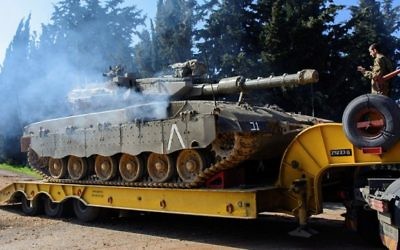 Les forces de Tsahal dans les hauteurs du Golan le 20 janvier 2015, deux jours après l'attaque sur la Syrie dans laquelle plusieurs membres du Hezbollah ont été éliminés. (Crédit : Basal Awidat / Flash90)