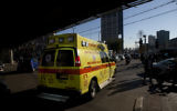Les secours sur les lieux de l'attaque au couteau à Tel Aviv - 21 janvier 2015 (Crédit : Flash90)