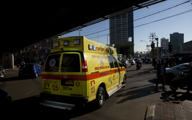 Les secours sur les lieux de l'attaque au couteau à Tel Aviv - 21 janvier 2015 (Crédit : Flash90) Les secours sur les lieux de l'attaque au couteau à Tel Aviv - 21 janvier 2015 (Crédit : Flash90)