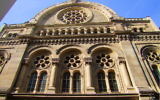 Façade principale de la synagogue de la Victoire, à Paris. (Crédit : Luiza Fediuc/Creative Commons)