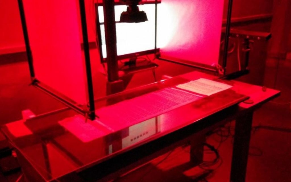 La Déclaration d'Indépendance d'Israël sous une lumière rouge dans la bibliothèque de l'Autorité des Antiquités d'Israël, 6 Janvier 2015. (Crédit : Ilan Ben Zion / Times of Israël)