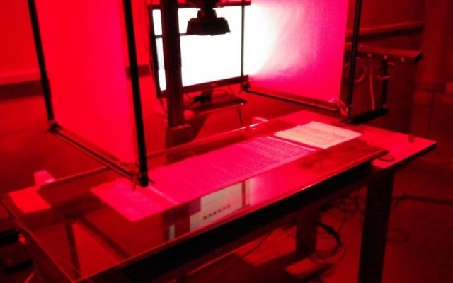 La Déclaration d'Indépendance d'Israël sous une lumière rouge dans la bibliothèque de l'Autorité des Antiquités d'Israël, 6 Janvier 2015. (Crédit : Ilan Ben Zion / Times of Israël)