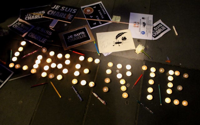 Des cierges, des stylos et des pancartes pour défendre la liberté d'expression lors de la Marche républicaine le 11 janvier 2015. (Crédit : Glenn Cloarec/Times of Israel) Des cierges, des stylos et des pancartes pour défendre la liberté d'expression lors de la Marche républicaine le 11 janvier 2015. (Crédit : Glenn Cloarec/Times of Israel)